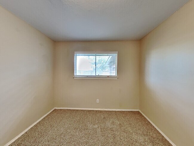 Building Photo - 758 E Princeton Ln