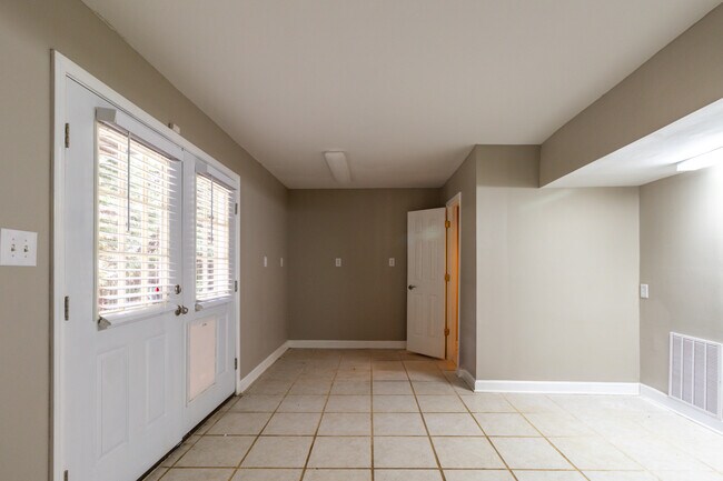 Building Photo - 1100 Winterberry Ln