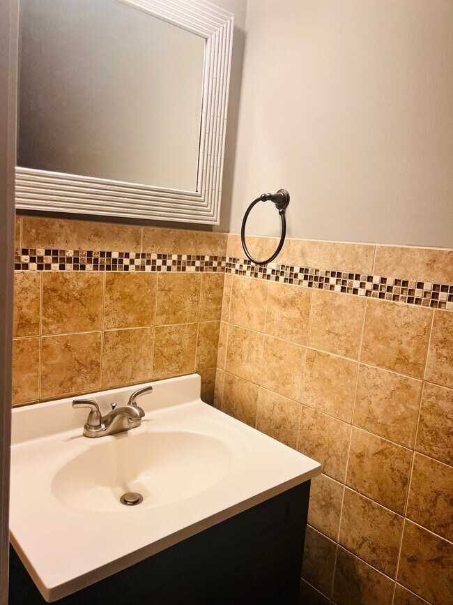 Building Photo - 105 Charing Pl
