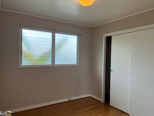 Building Photo - Wonderful Kaneohe 3 bedrooms, 1.5 bath House with Carport - Avail now!