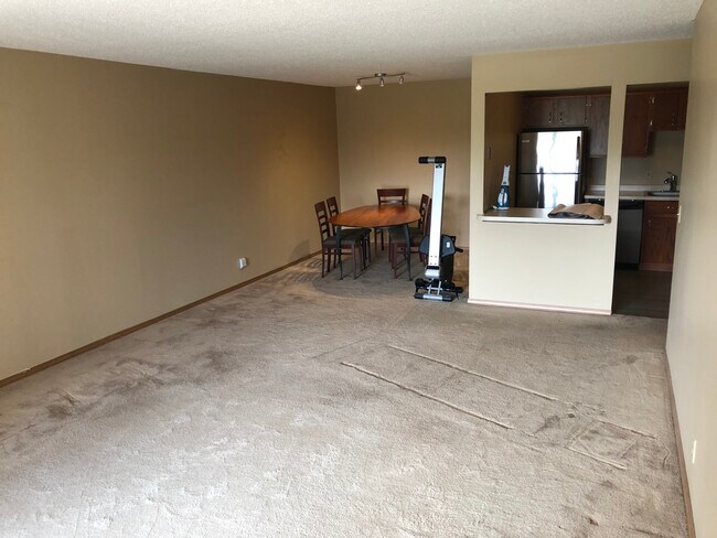 Building Photo - 5697 Green Circle Dr