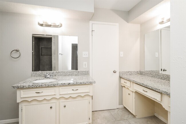 Building Photo - 647 Mosswood Dr