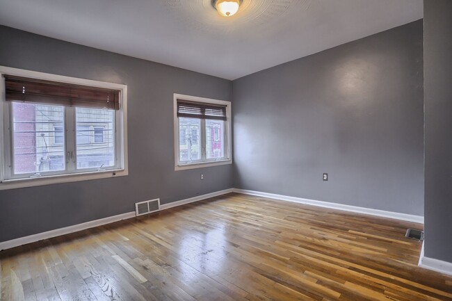 Building Photo - Charming 3 bed, 2 bath, south side flats h...