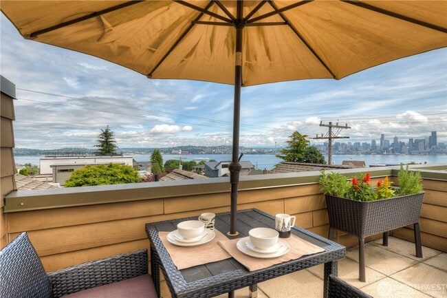 Building Photo - 2bd/2.5ba Seattle Townhome