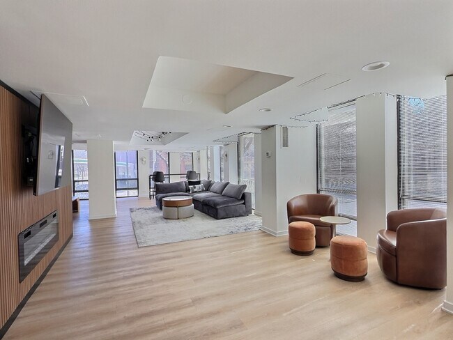 Building Photo - 1660 N La Salle Dr