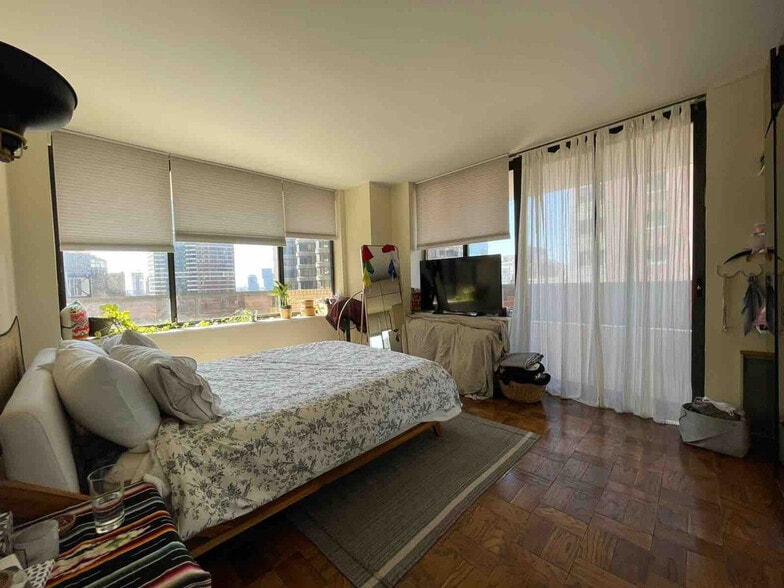 Building Photo - 330 E 38th St