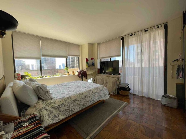 Building Photo - 330 E 38th St