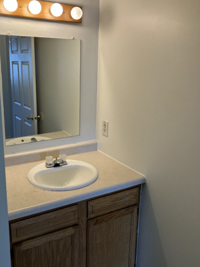 Building Photo - 3 Bedroom Home for rent in Newton, IA