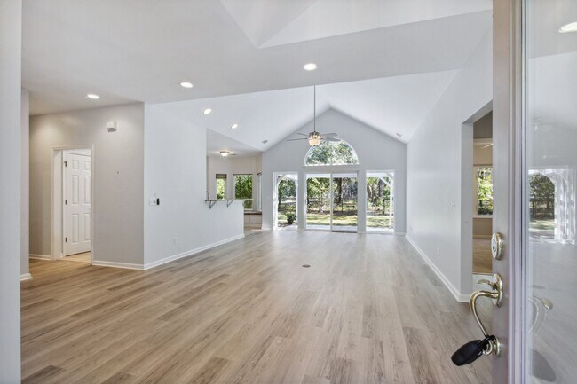 Building Photo - 173 Sumter Square