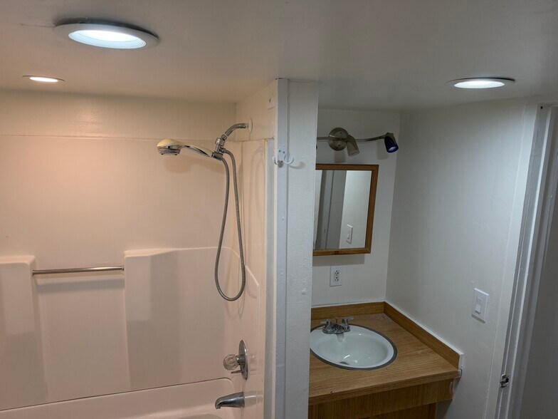 Full Bathroom - 193 E 1st St