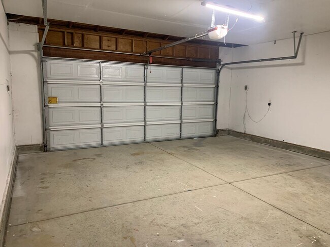 Building Photo - MOVE IN SPECIAL $500 off 1st months rent