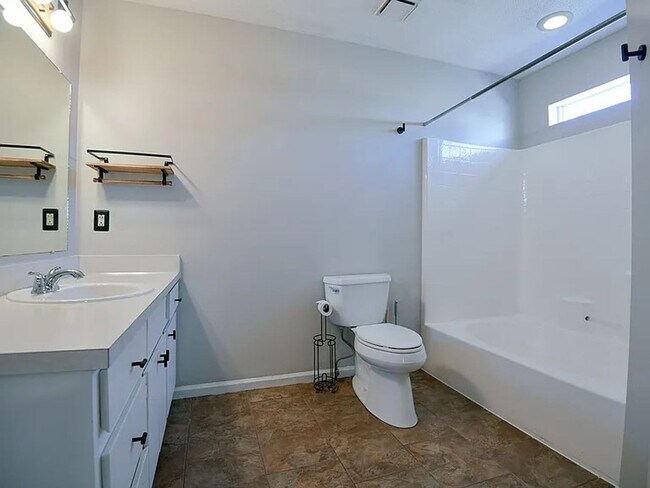 Building Photo - Comfort & Convenience Await in This 3 Bed, 2 Bath Farmingham Woods Home
