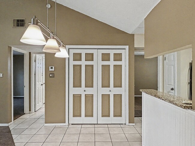 Building Photo - Charming 2BR Condo with Vaulted Ceilings, Fireplace & Pool Access