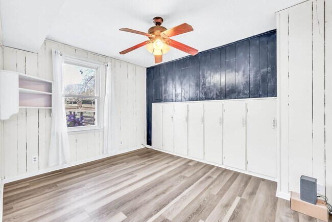 Building Photo - 398 Frontier Ln