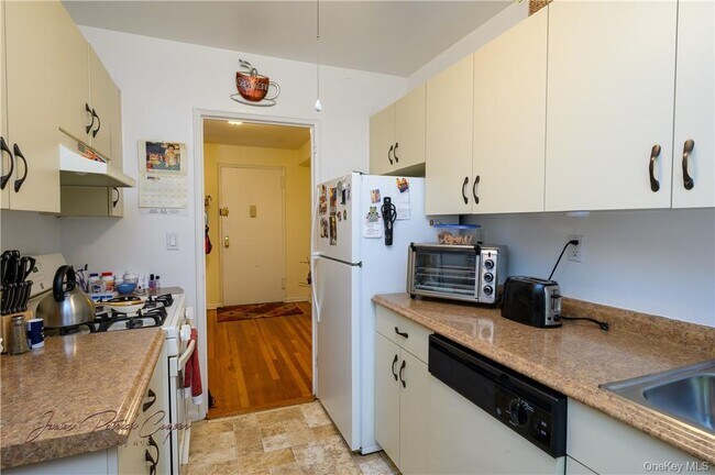 Building Photo - 5 Sadore Ln