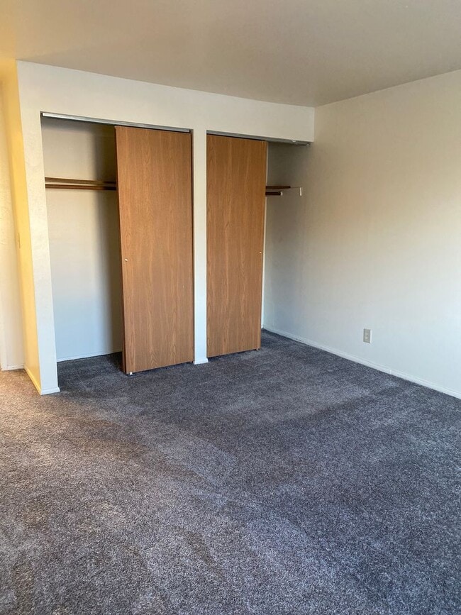 Building Photo - 3 Bedroom 2 1/2 Bath Townhome