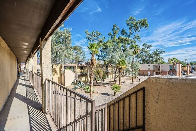 Building Photo - Spacious Upper-Level Retreat Minutes from TMC & St. Joseph’s