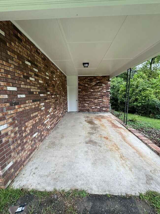 Building Photo - 1700 Winston Dr