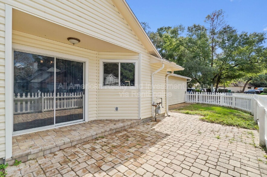 Building Photo - 110 Parkwood Dr