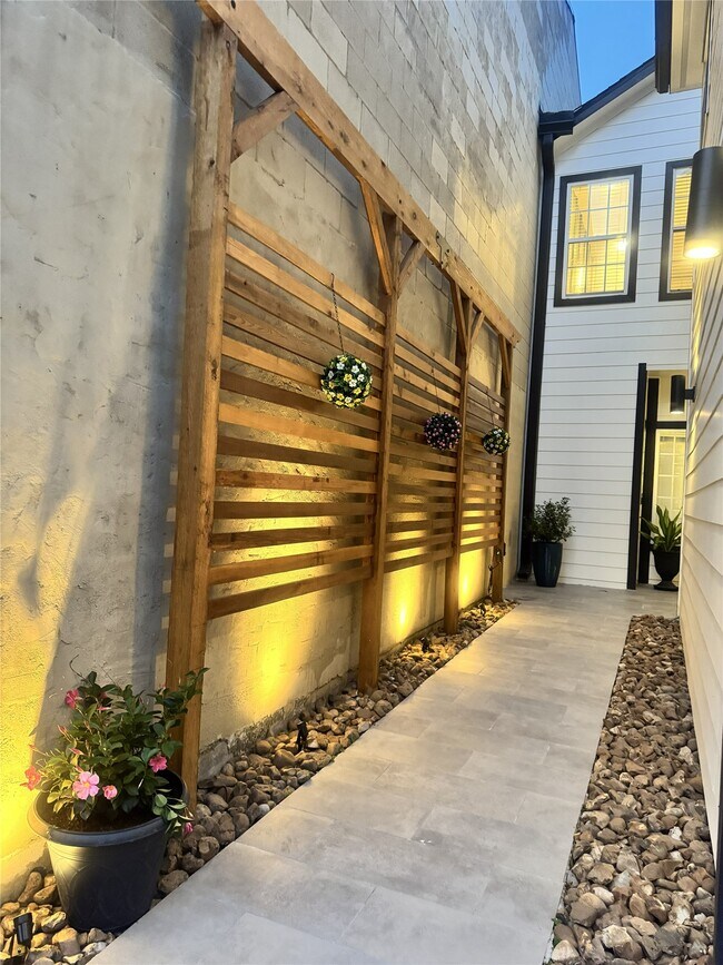Building Photo - 516 S Post Oak Ln