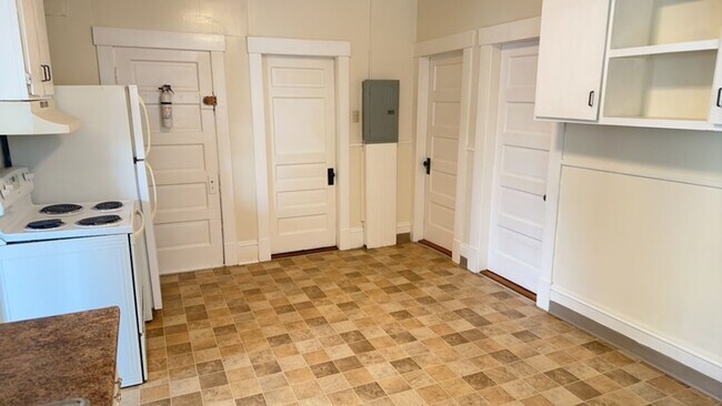 Building Photo - 5 Acme St