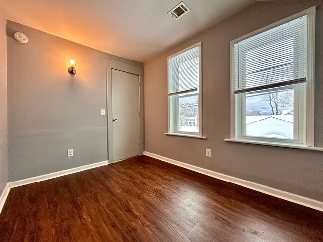 Building Photo - One Bedroom Duplex in Muskegon