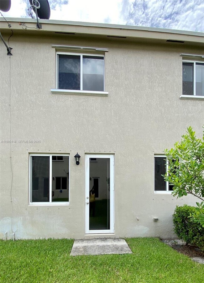 Building Photo - 21479 NW 14th Ct