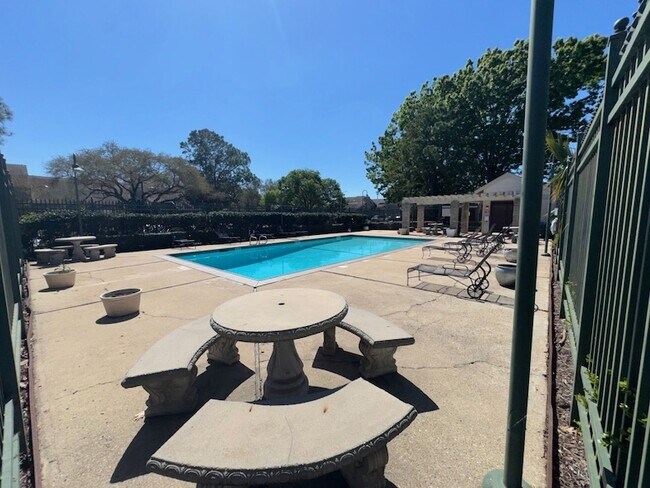 Building Photo - 13002 Leader St