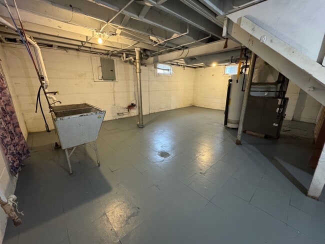 Building Photo - Move-In Ready Rental with Detached Garage