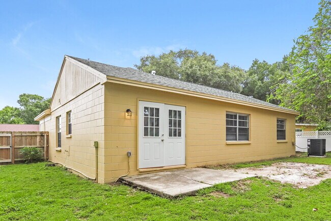 Building Photo - 224 Regal Park Dr