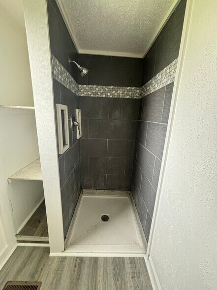 Building Photo - 633 W North St