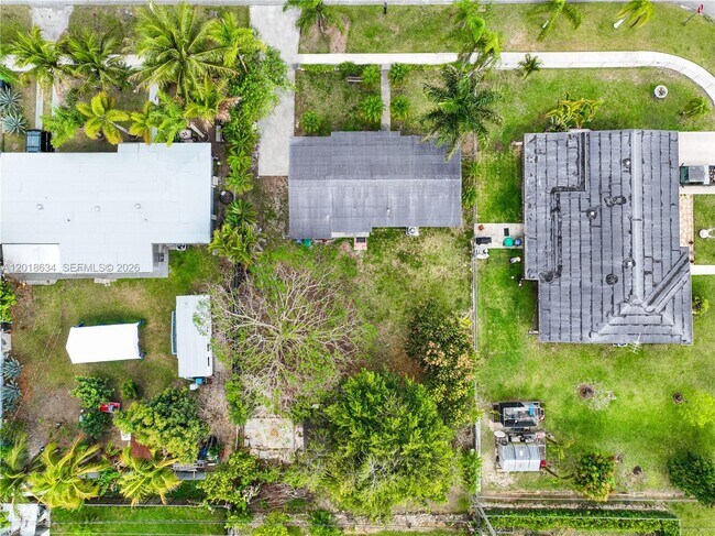 Building Photo - 1610 NW 9th Ct