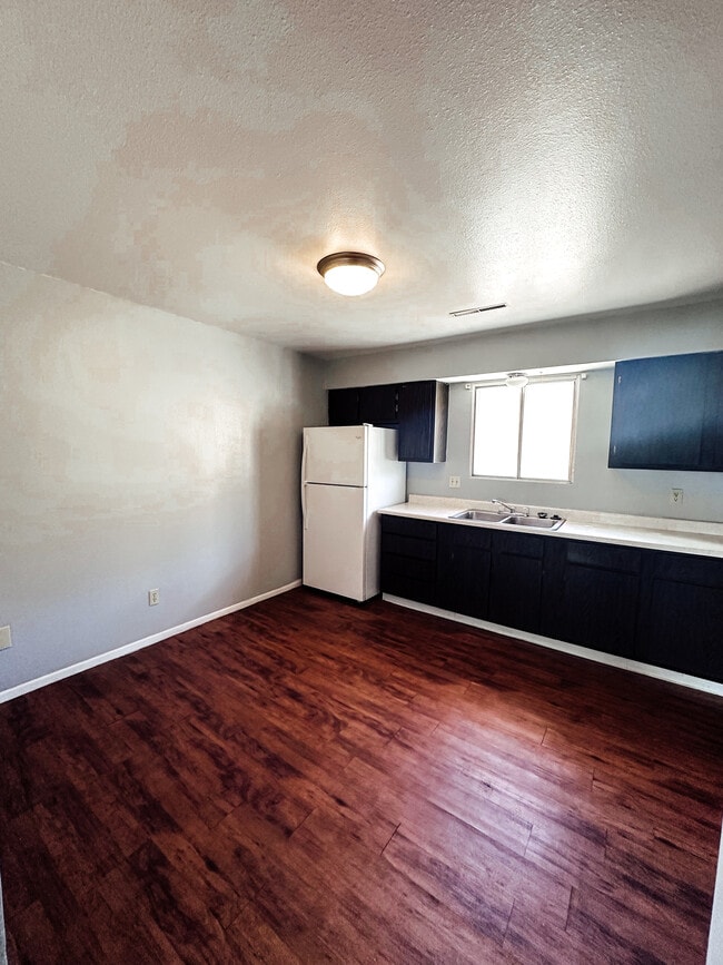 Building Photo - 1627 W Maple St