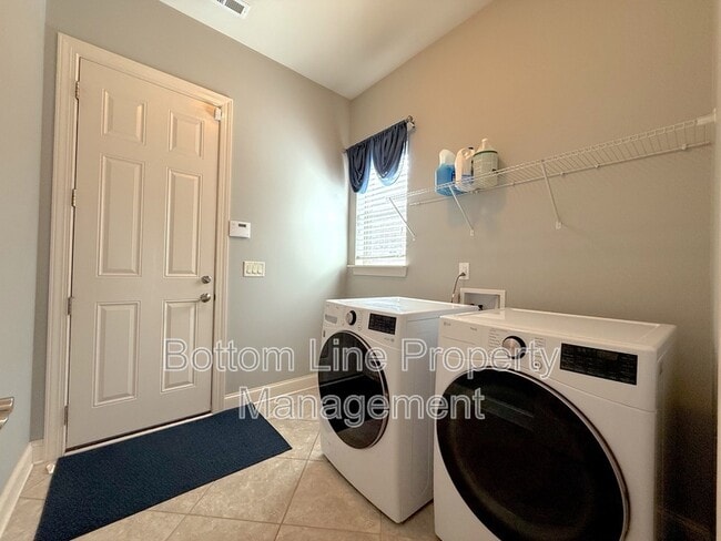 Building Photo - 9006 Blue Ridge Dr