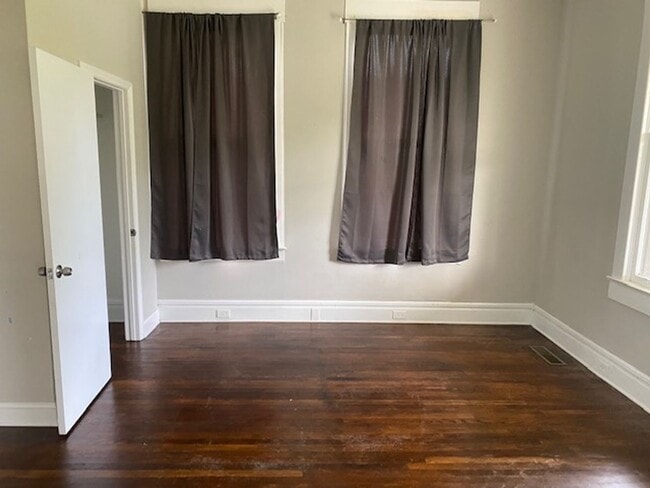 Building Photo - Three bedroom two bath house ready for a new resident