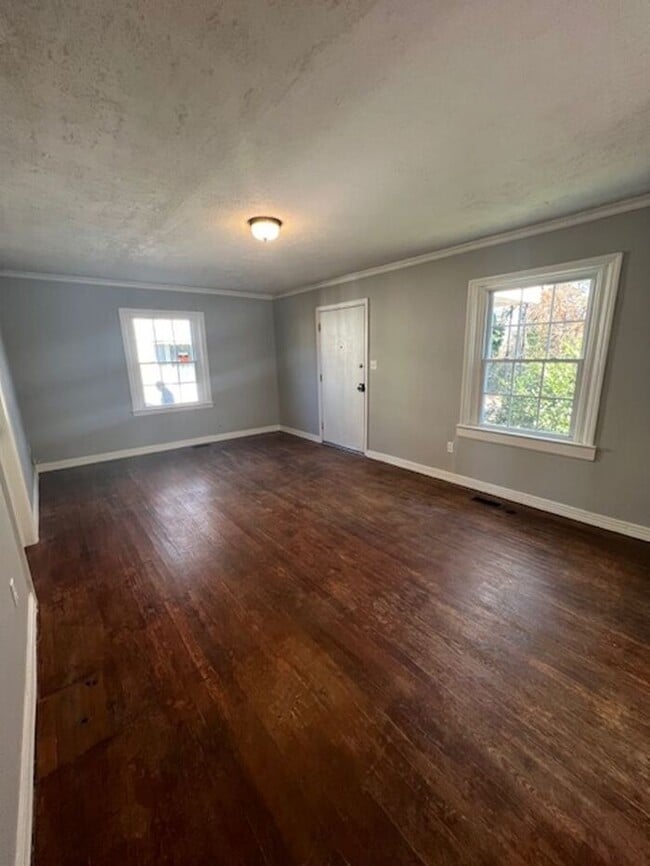 Building Photo - Newly Remodeled 2/1 Single Family House in Spartanburg!!