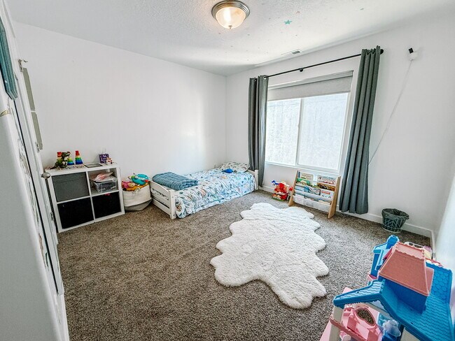 Building Photo - 549 N Orchard Dr