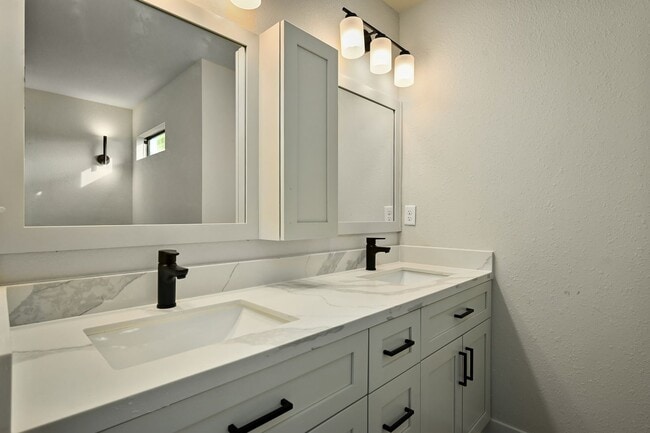 Building Photo - Three Bedroom Townhome with Large Unfinish...