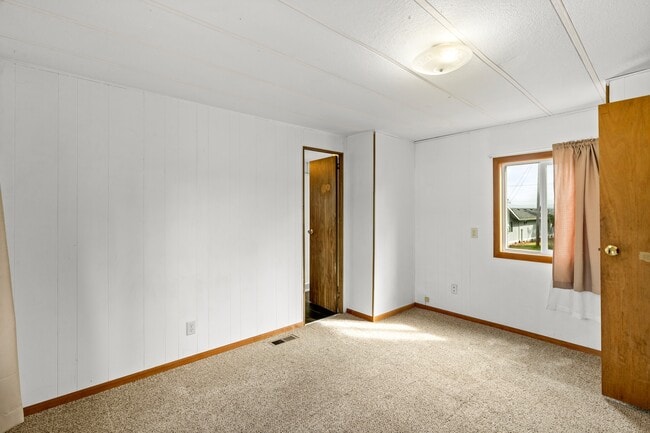 Building Photo - 110 W Veterans Ave
