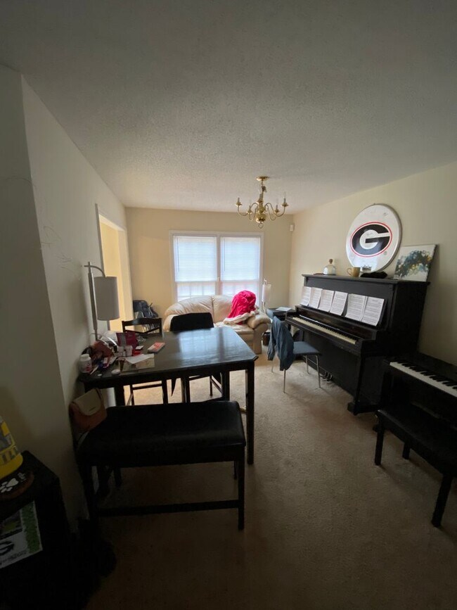 Building Photo - Wonderful 3 bedroom/2.5 bathroom House with 2 Car Garage in Snapfinger!