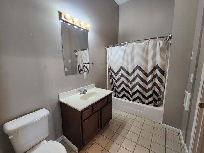 Building Photo - 1 Bedroom Upper Apartment Downtown Clinton