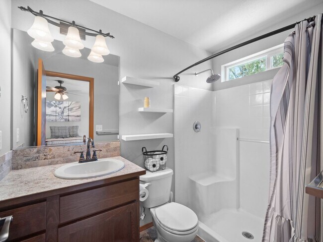 Building Photo - Beautiful home 5MILE/Big Yard & Garage (Furnished)