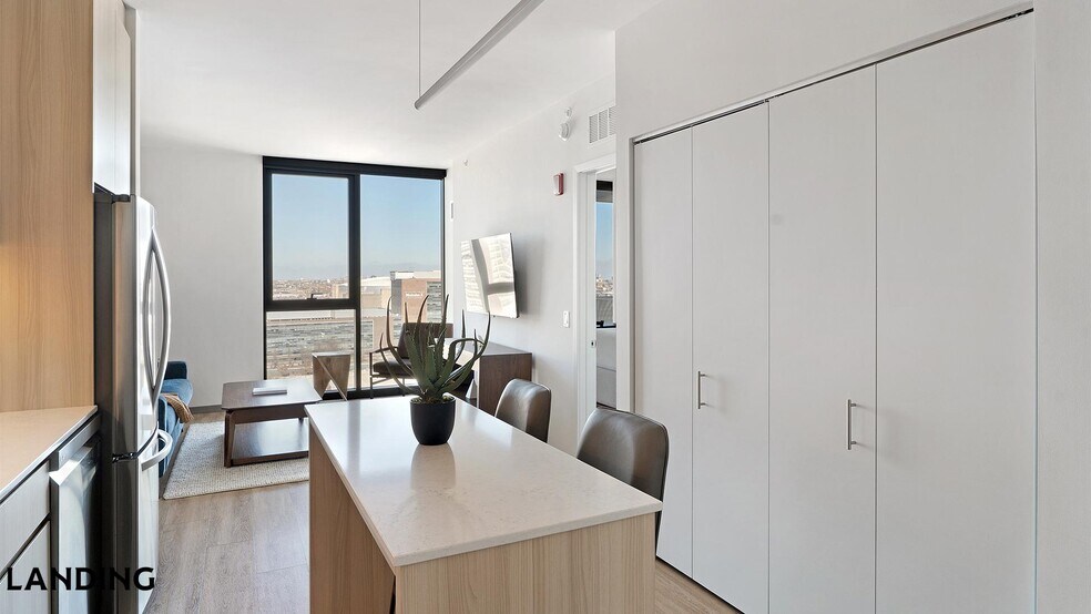 Building Photo - 513 S Damen Ave