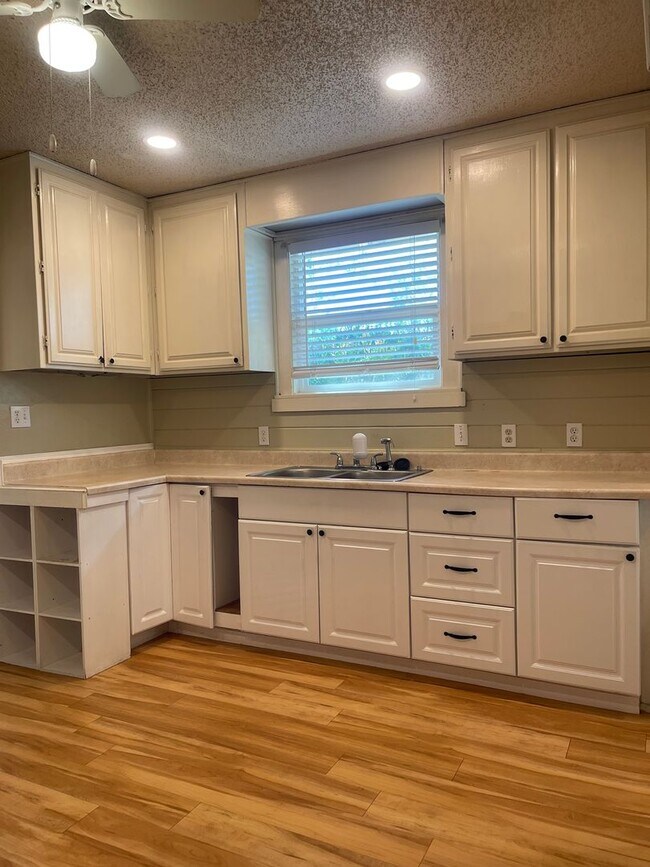 Building Photo - CHARMING 2 BED 1 BATH VICTORIAN HOME