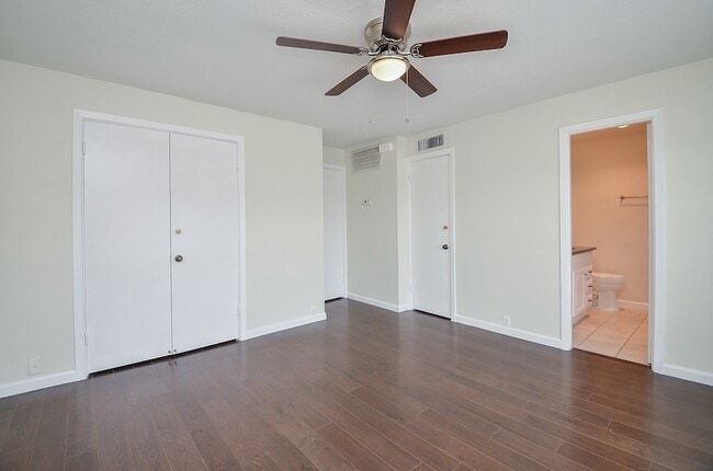 Building Photo - 2121 Fountain View Dr