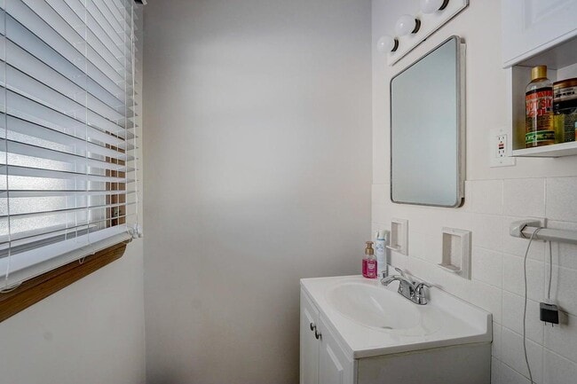 Building Photo - 1531 N 116th St