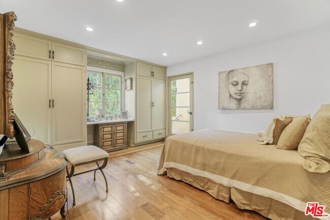 Building Photo - 707 N Bedford Dr