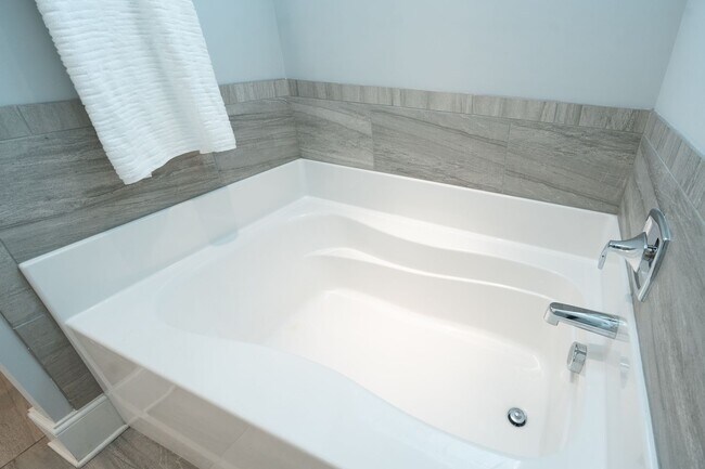 Building Photo - Stunning 4 bedroom 2.5 bath home located in Hampstead Wyndwater Community