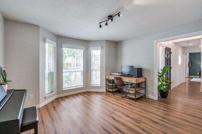 Building Photo - 825 Clearlake Dr