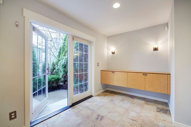 Building Photo - 2Bd/2.5Ba Seattle Townhouse